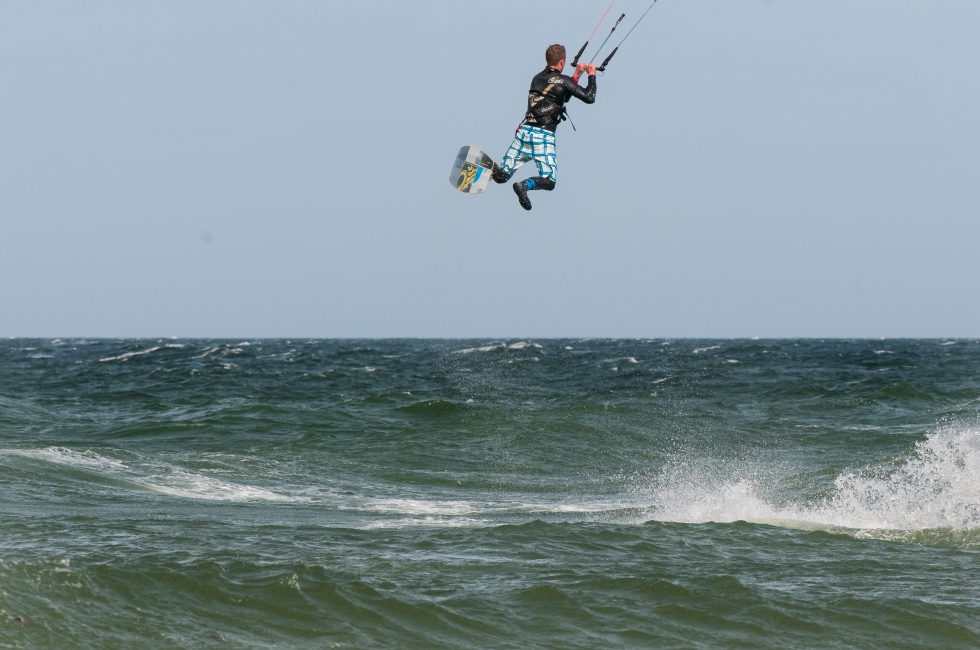 Kitesurfer jump 2